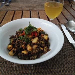 Arroz salvaje con calamares y langostinos