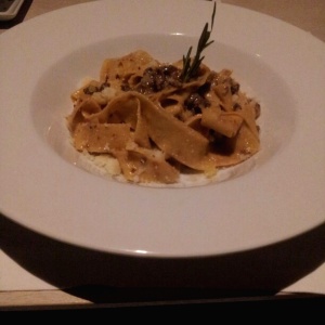 Parpadelle con cola de toro guisada en vino