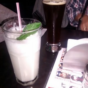 limonada de coco y cerveza artesanal negra