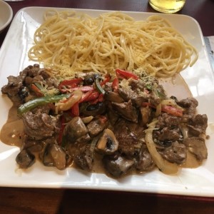 goulash de lomo y pasta