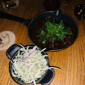 Tacos de Asado de Tira en Mole Rojo