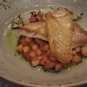 Tilapia sobre garbanzo y chorizo