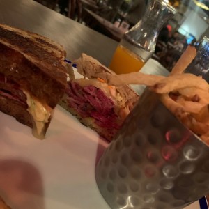 Sanduche de Corned beef