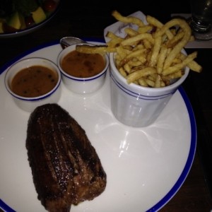filet mignon con salsa de pimienta y salsa de tocineta