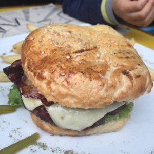 Hamburguesa de res con queso doble crema, sabana y tocineta