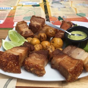 Chicharrones con criollas