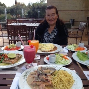 pollo paraguayo, salmon a la parrilla en finas hierbas y salmon en salsa marinera