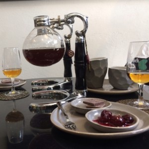 catacion con cerezas whiskey y chocolate