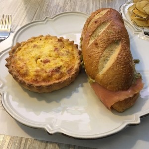 quiche y sandwich de salmon