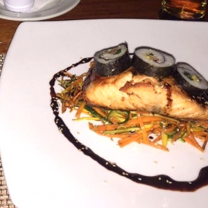 Salmon en salsa teriyaki con sushi