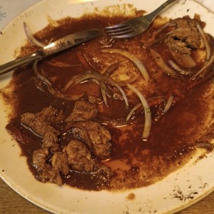 Lomo saltado sin terminar por lo gordo de la carne 