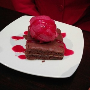 Brownie con helado de corozo