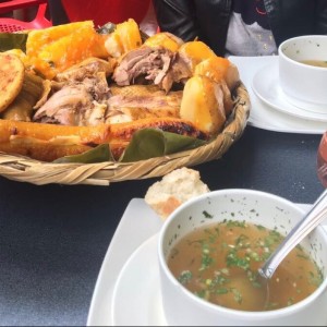 Piquete de gallina y consome