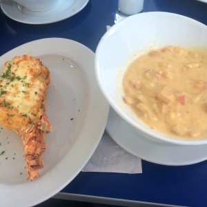 Cazuela de Mariscos con Langosta