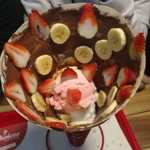 crepes de nutella, fresas y banano con helado.