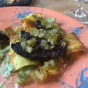 OMERO Morcilla crocante chutney manzana pera chips arracacha crema de aguacate