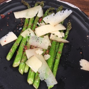 esparragos con parmesano y tocineta