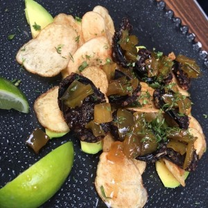 antipasto- (no recuerdo el nombre) morcilla en cama de aguacate y papas
