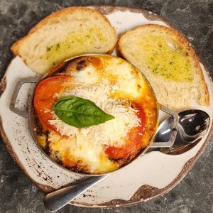 BASQUIAT (Berengenas al horno con salsa napolitana y queso de bufala y parmesana)