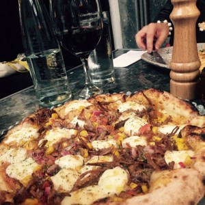 Pizza de mozzarella, maiz y sobrebarriga