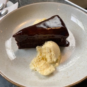 Torta de chocolate con helado