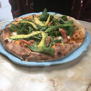Pizza con trucha, aguacate, rugula