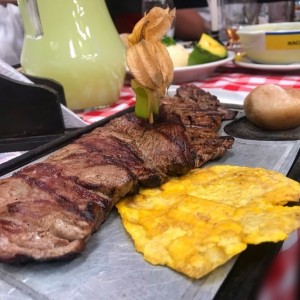 Baby Beff acompañado con patacón y papa.