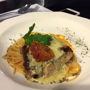 Corvina a las finas hierbas