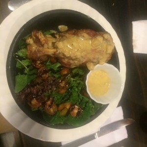 Codillo de cerdo con salsa de mostaza dijon y pera