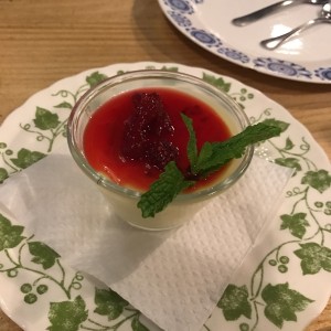 postre con frutos rojos
