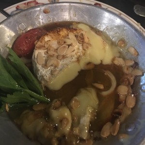 camembert con maple y almendras