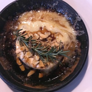 Queso Camberbet al horno con miel y almendras