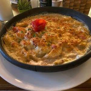 Penne con alcachofas, tocineta y tomates