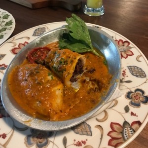 calmares rellenos de morcilla en salsa napolitana.