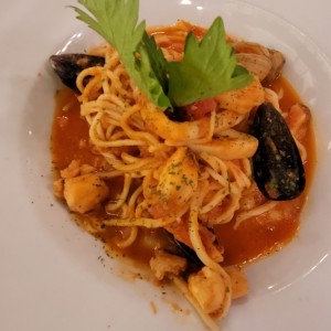Pasta Frutti de mare en salsa roja