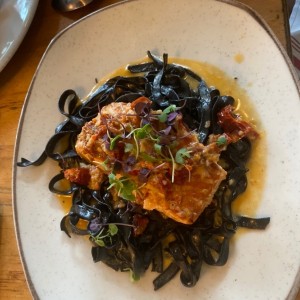 Salmon en pasta negra 