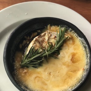 Queso chamembert, almendras y miel