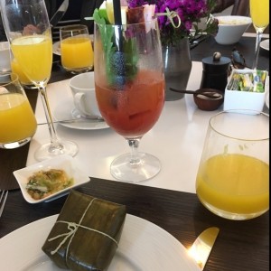 Tamal, mimosas y bloody mary