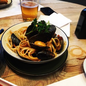 Mejillones a la marinera sobre linguini 