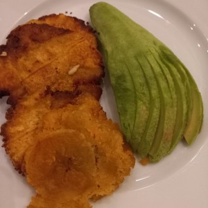 Tostones y aguacate