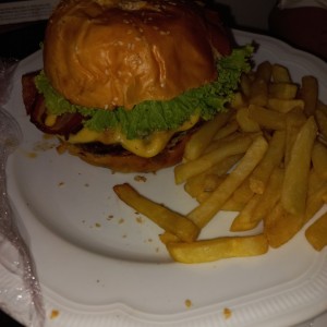 Hamburguesa con papitas