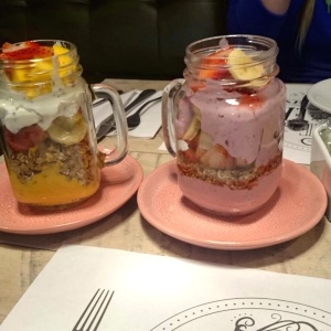 Parfait de mango y chia y de frutos rojos