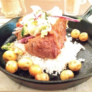 Sudado de res cocido a fuego lento, hogao criollo y arroz