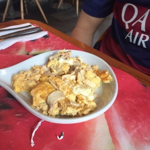 Huevos revueltos con queso y pavo