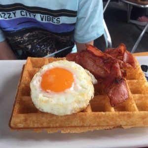 Waffle con huevo y tocineta