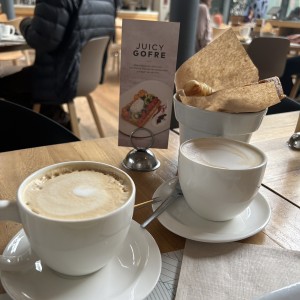 Cafe y canasta de pan 
