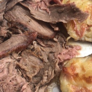 Roast beef y papa rellena de queso con tocineta