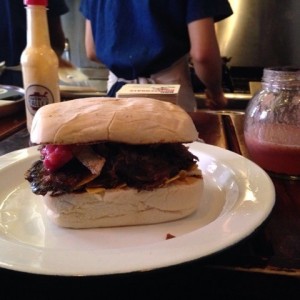 sandwich de posta negra y jugo de fresa con albahaca 