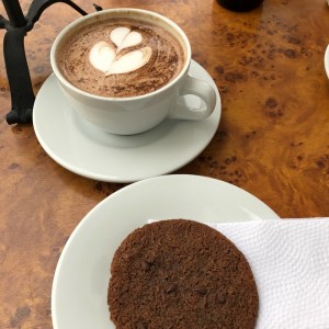 Chocolate Caliente y Galleta de Chocolate