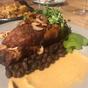 cerdo con frijoles y pure de manzana